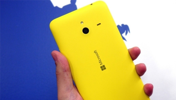 Lumia 1330 iki farklı modelle geliyor